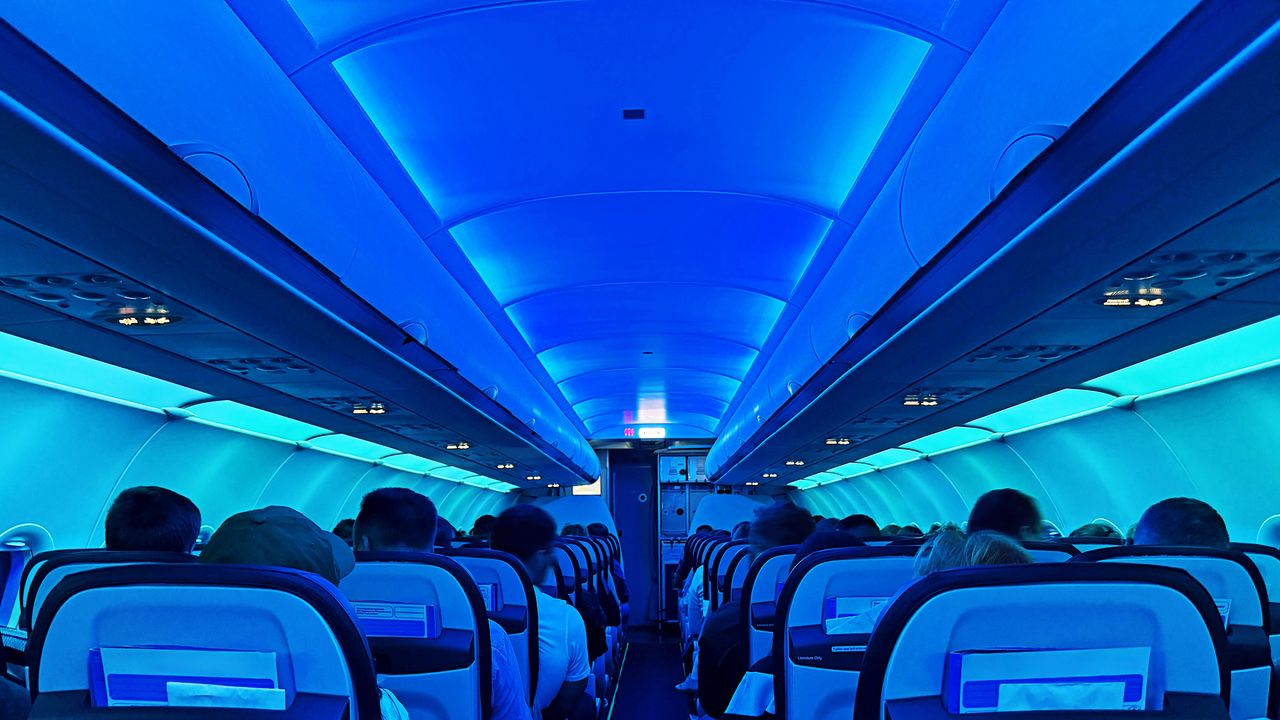離着陸前に、飛行機の客室が暗くなる理由